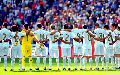 AK体育快讯-佩洛娃赛后和球迷互动合影